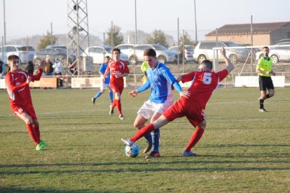 El local Amorós condueix la pilota i tracta d’eludir la defensa d’un jugador rival.