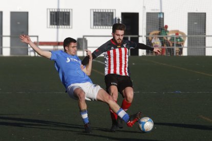 Un jugador del Lleida B i un del Viladecans pugnen pel control de la pilota al centre del camp.