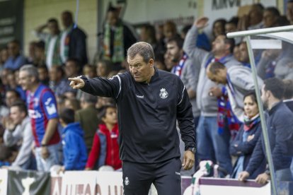 Ángel Viadero dóna instruccions durant un partit amb el Racing de Santander.