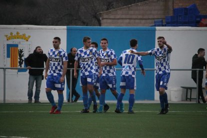 Diversos jugadors del Tamarit celebren el gol anotat per Sanjuan.