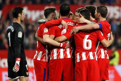 Los jugadores del Atlético de Madrid celebran el tercer gol ante el Sevilla.