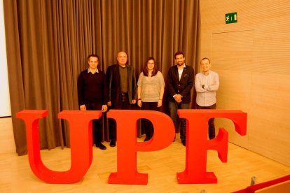 Sara Grau recibió el premio en el auditorio del Campus del Poblenou. 