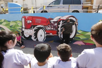 Varios niños observaban ayer al grafitero Rulo ultimando un mural en Corbins. 