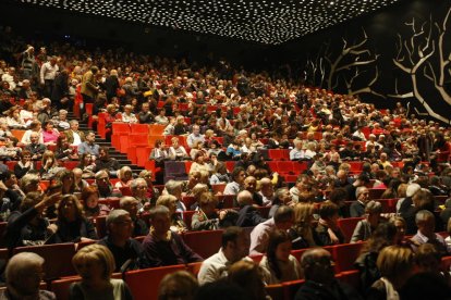 El público llenó hasta la bandera el aforo de la Llotja para seguir la cantata Carmina Burana.