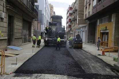 Un moment en què els operaris asfaltaven General Brito.