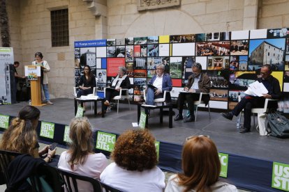 Un instante del debate celebrado ayer en el IEI sobre la situación de la lengua catalana. 