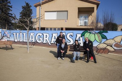 L’artista Mireia González, amb l’alcalde i edils davant el mural.