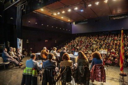 Els assistents a la jornada, en la presentació dels actes per part de les autoritats.