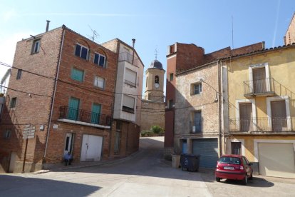 Vista de Bovera amb el campanar de la població al fons.