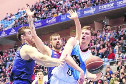 Artem Pustovyi, del Obradoiro, ante Claver y Moerman.