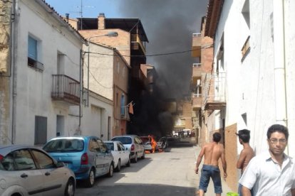 Vista de l’incendi ahir al carrer Sant Antoni d’Alfarràs.