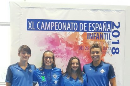 Paula Juste junto a sus compañeros del CN Lleida tras la segunda jornada de los campeonatos.