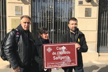 Membres de la Crida mostren la placa abans de portar-la a l’arxiu.