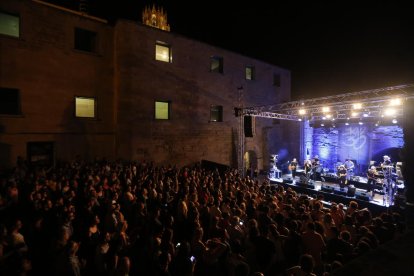 Imagen de un momento de la actuación de Sau30 ayer, en el escenario exterior de la Canonja de la Seu Vella.