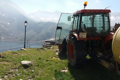 Imatge del tractor que va transportar el contingut de la fossa sèptica al telefèric de la Vall Fosca.