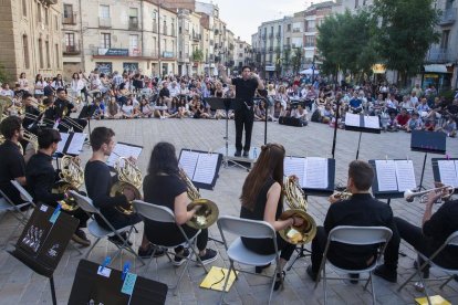 Los jóvenes músicos de instrumentos de metal llenaron ayer por la tarde la plaza Universitat.