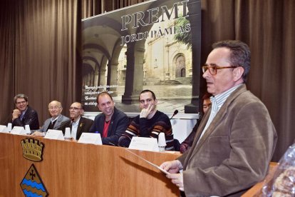 Josep Plana dirigiéndose ayer al público en Guissona. 