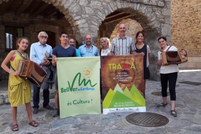 Los organizadores junto a las autoridades, ayer en la presentación.