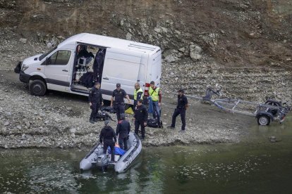 Els Mossos d’Esquadra, al pantà de Susqueda, on dimarts es van trobar els cadàvers.