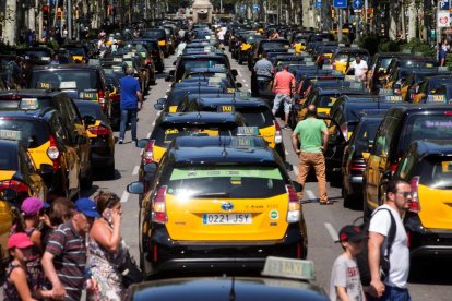 Centenares de taxistas colapsaron la Gran Via, en Barcelona.