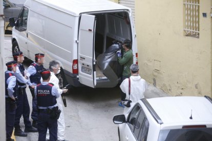 Un moment de la retirada de plantes de marihuana de la casa d'Aitona.