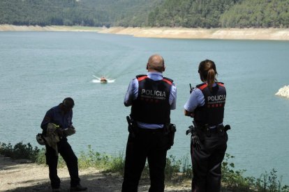 Los Mossos d'Esquadra y los Bombers trabajan en la búsqueda de los jóvenes.