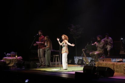 Los niños bailan al ritmo de Dàmaris Gelabert