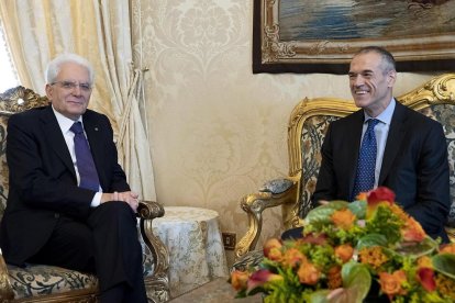 El president italià, Sergio Mattarella (e), ahir, amb el candidat Carlo Cottarelli (d).