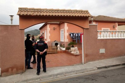 Agentes durante el registro de una casa en Segur de Calafell, ayer.