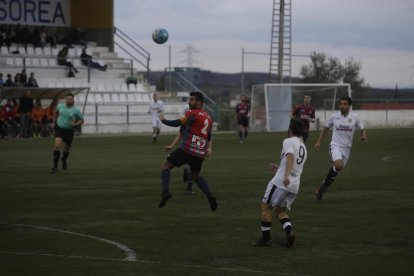 Alberto, del Tàrrega, despeja un balón ante varios jugadores del Borges.