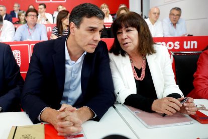 El secretari general del PSOE, Pedro Sánchez, i la presidenta, Micaela Navarro, conversen durant el comitè federal del PSOE.