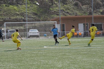 Un jugador del Alcoletge desplaza el balón ante la presión rival.