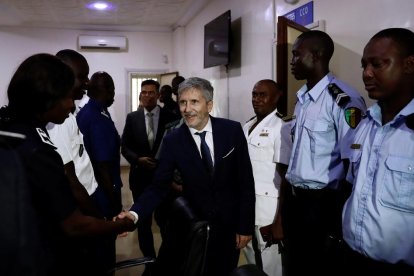 Grande-Marlaska va visitar el Centre de Coordinació operacional del port de Dakar, Senegal.