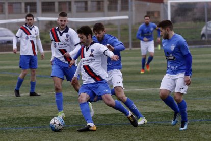 Un jugador del Torrefarrera es perseguido por uno de los hombres de Jordi Mayoral.