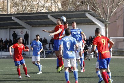 Noel Carbonell y Tatis saltando junto con un rival para rematar un balón, ayer durante el encuentro.