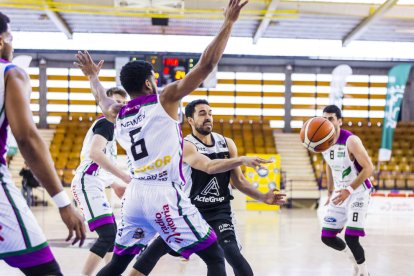 Sutina pasa un balón ante la oposición del jugador del Araberri, Jabs Newby, en una acción del partido jugado ayer en Vitoria.