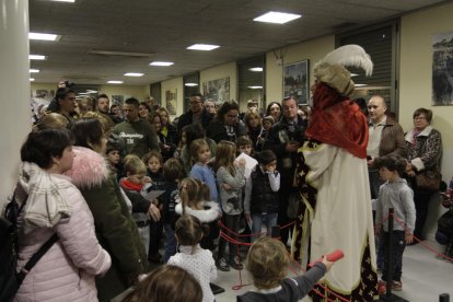 El Camarlenc, durant la visita ahir al barri de l’Escorxador per recollir les cartes dels nens.