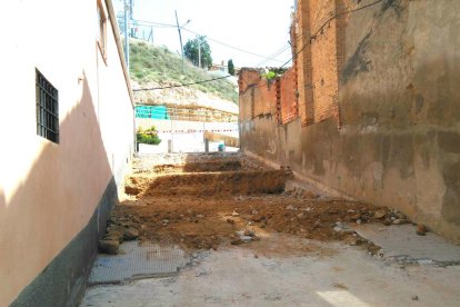 Las obras en las escaleras de la calle Orient de Almacelles.