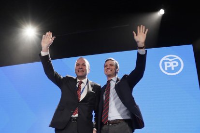 Pablo Casado y Manfred Weber, ayer en Sevilla.