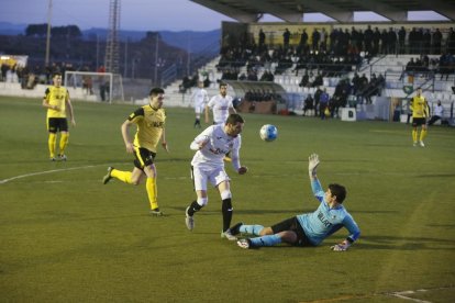 Un jugador local remata con el portero del Balaguer batido, en una de las jugadas del partido de ayer.