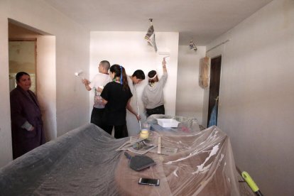 Mejoras en varias viviendas y una escalera de la Mariola por voluntarios