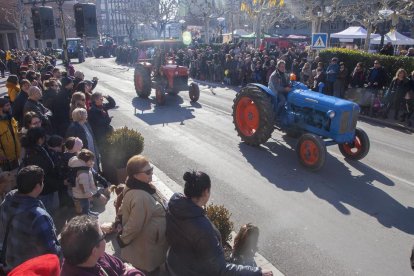 Varios tractores desfilando ayer en uno de los Tres Tombs ante miles de personas en El Pati de Tàrrega.