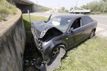 Estado del vehículo que ayer sufrió una salida de vía en la rotonda que une la LL-11 y la C-13 en Lleida. 