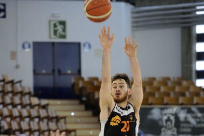 Djukanovic llança a cistella en un moment del partit d’ahir.