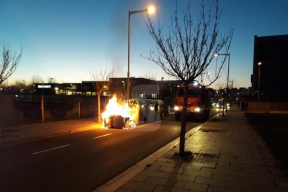 Imatge d'arxiu d'un incendi en un contenidor a Lleida.