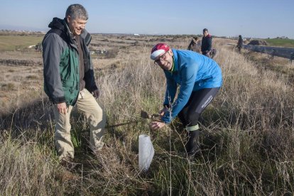 La entrega del donativo coincidió con una plantación de encinas. 