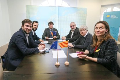 L'expresident de la Generalitat Carles Puigdemont i el president del Parlament, Roger Torrent (2e), al costat dels exconsellers Clara Ponsatí (2d) i Lluís Puig (3d) -ambdós de JxC- i Meritxell Serret (d) i Toni Comín (e) -ambdós d'ERC-, durant la seva reunió a Brussel·les, Bèlgica.