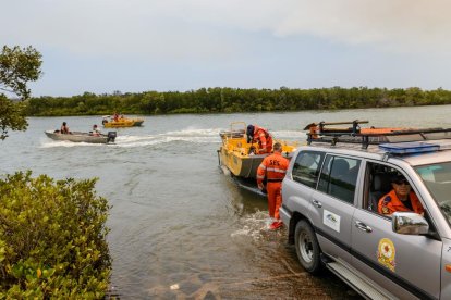 Los equipos de emergencia rescatan a afectados por las riadas.