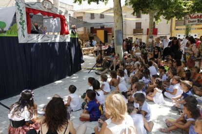 Los más pequeños disfrutaron ayer de la representación de la fábula de L’Anella de Cal Bufalà con títeres. 