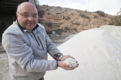 Miquel, de Serveis Vials M. Albareda, muestra el acopio de sal en el almacén de El Talladell.